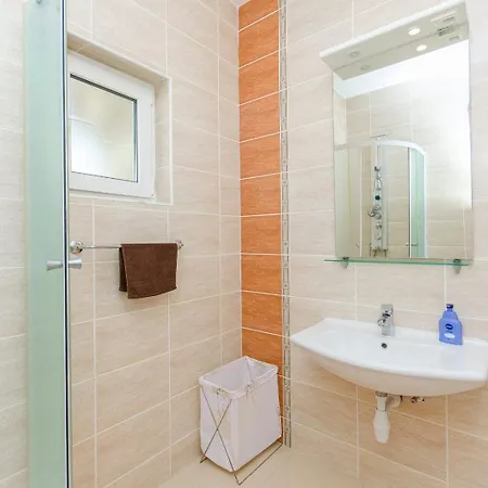 Апартаменти With A Parking Space Jesenice, Omis - 15928 *